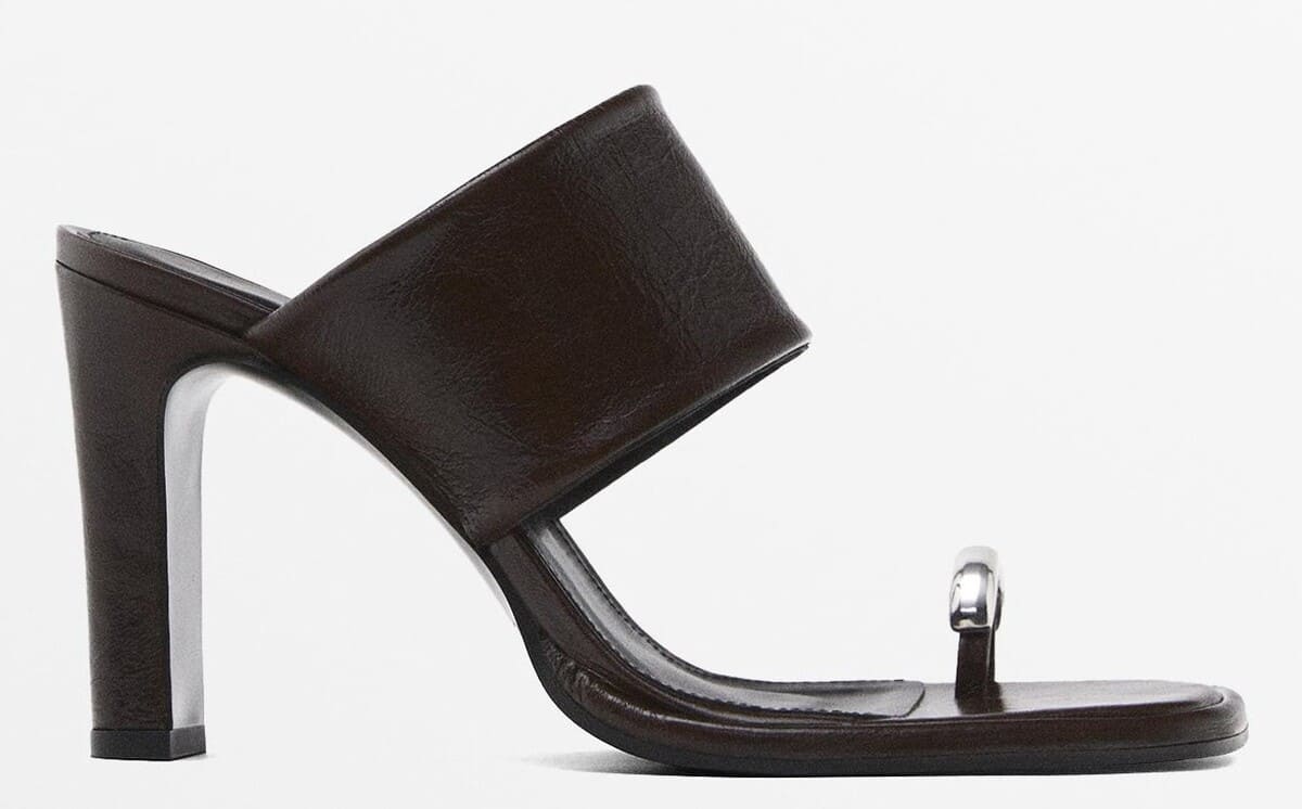 Sandalia de tacón con anillo decorativo