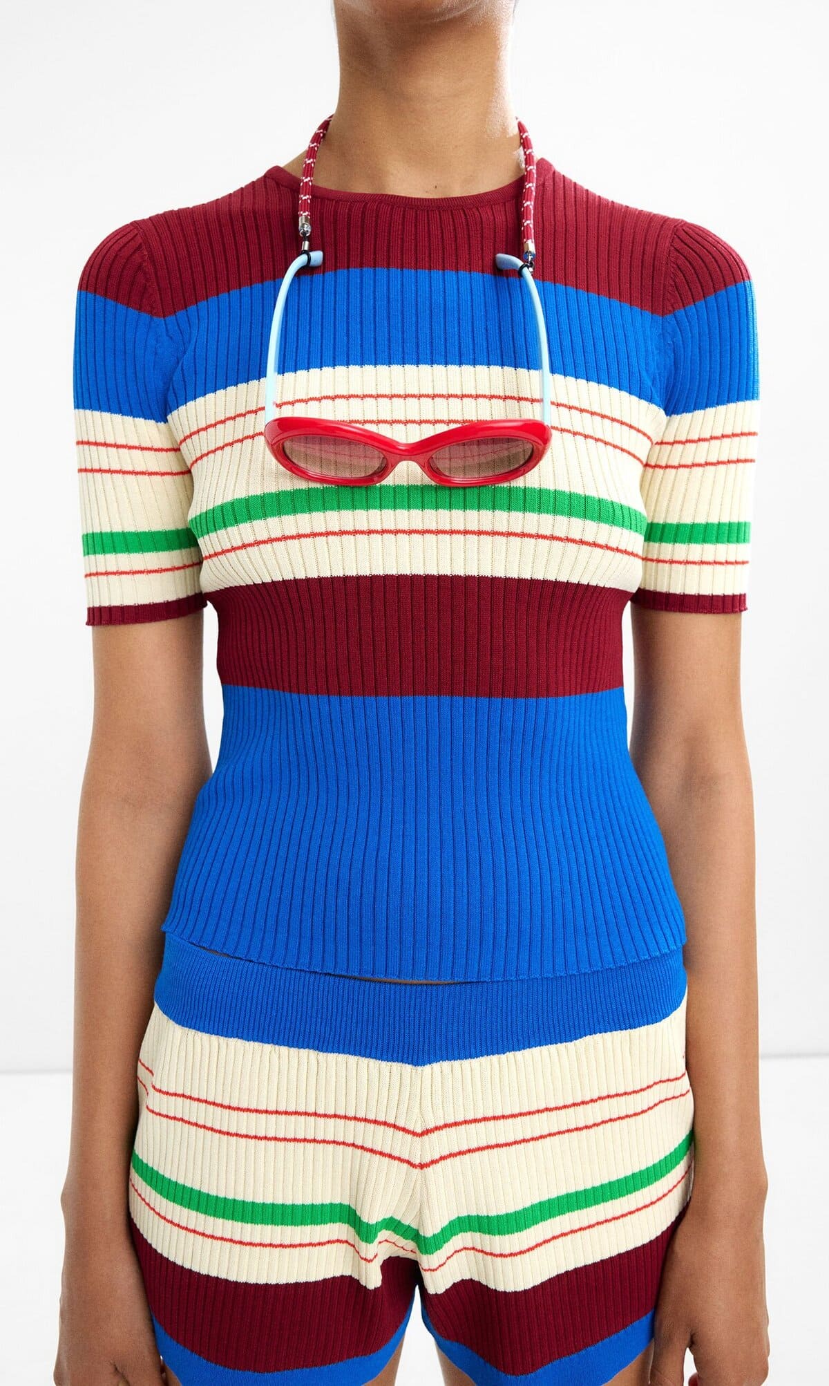 El nuevo top de punto a rayas en color multicolor de Parfois