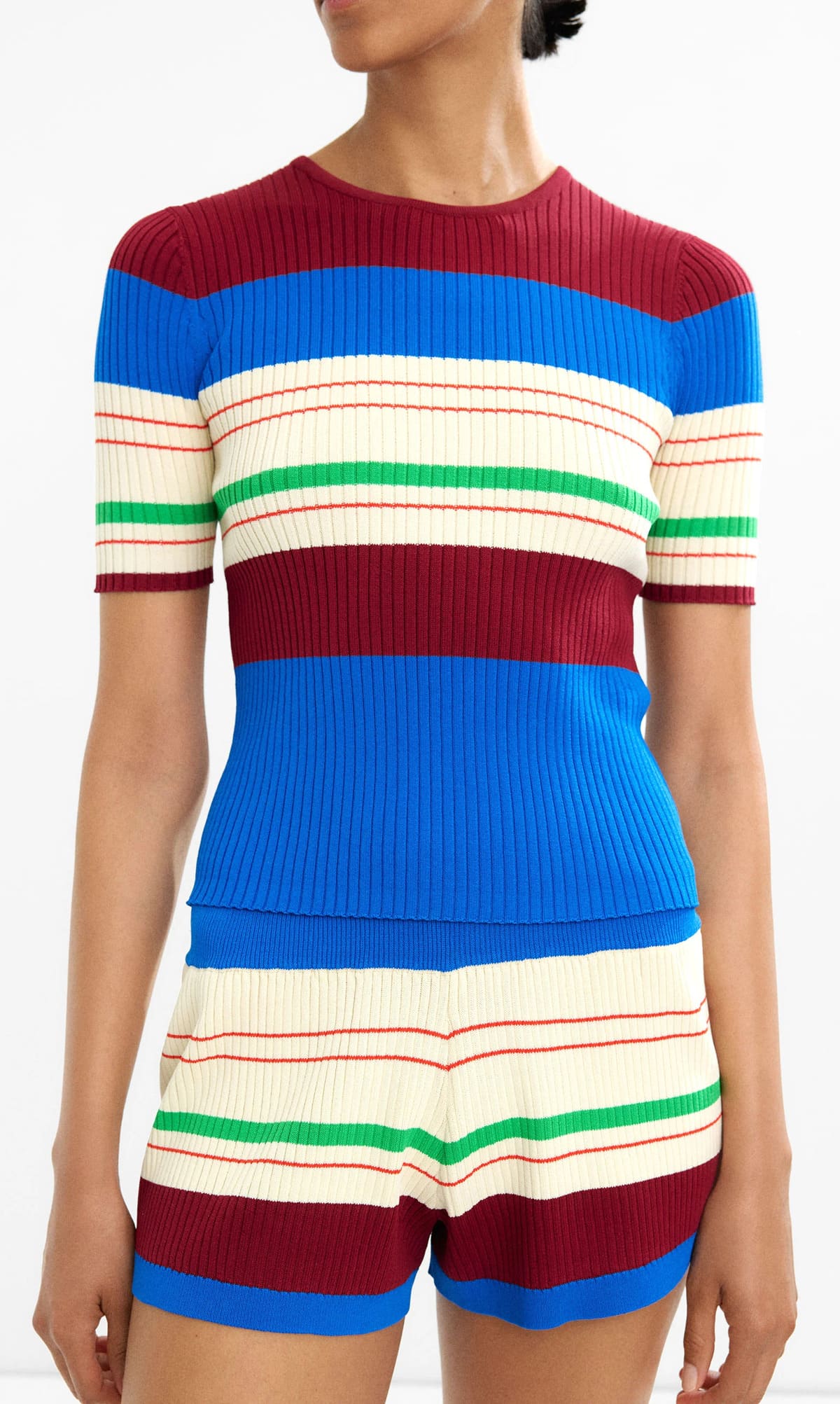 El nuevo pantalón corto de punto a rayas multicolor de Parfois