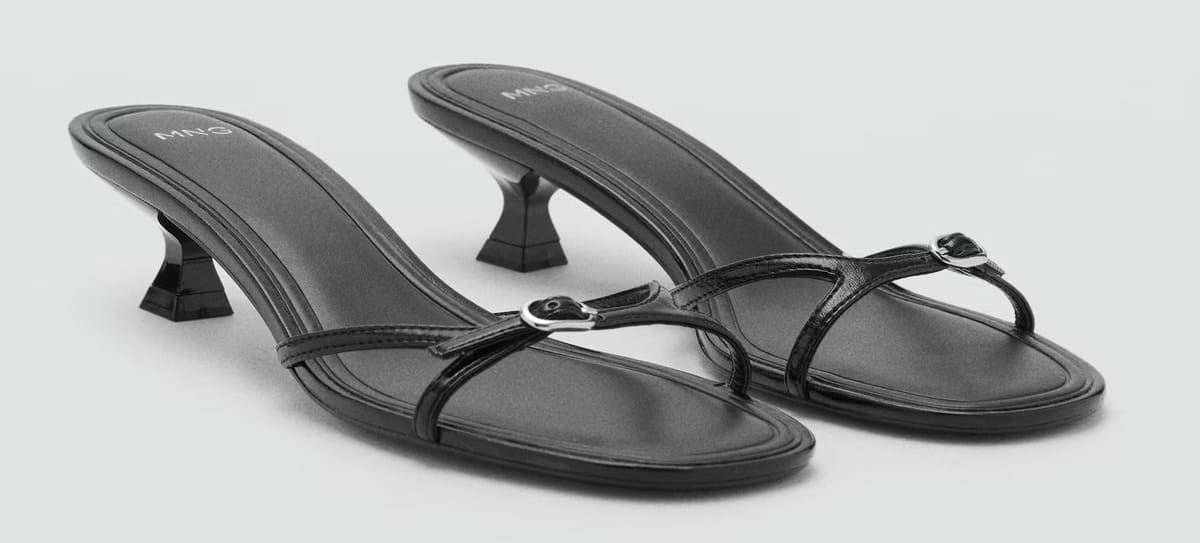 Las sandalias de tacón con detalle de hebilla en color negro de Mango