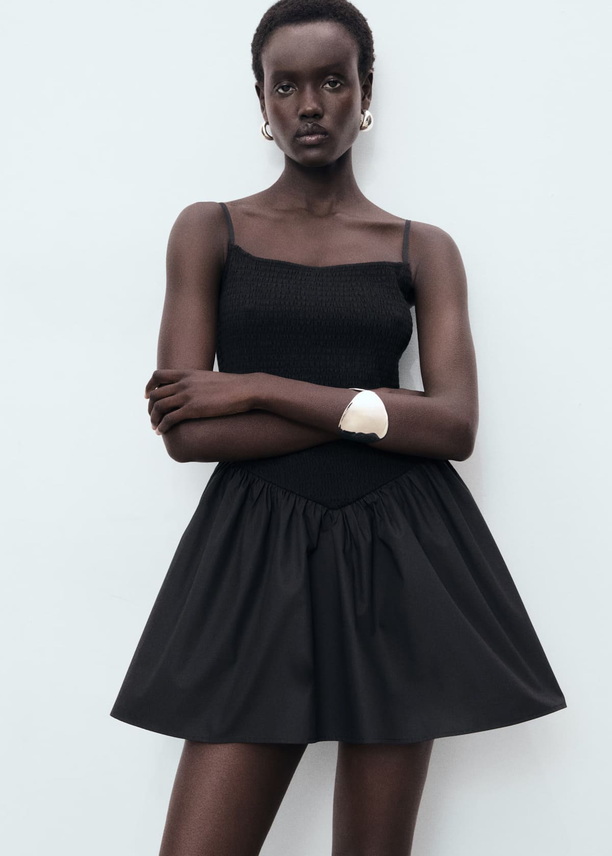 El nuevo vestido combinado fruncido en color negro de Mango