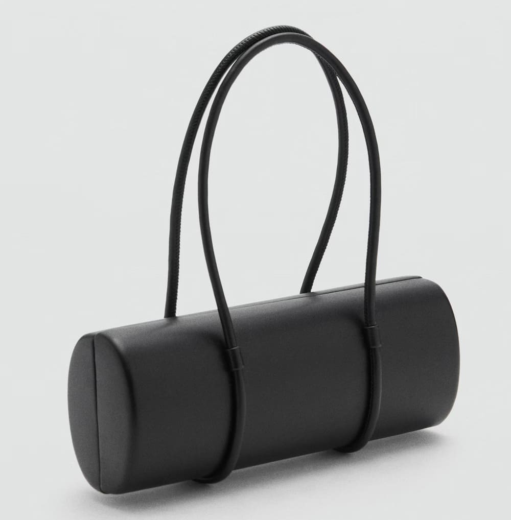 El bolso clutch con doble asa en color negro de Mango