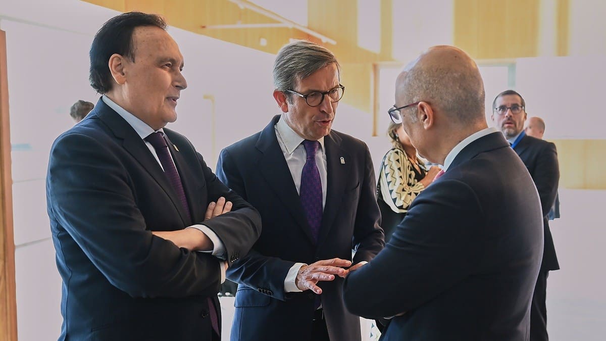 Los consejeros José Carlos Gómez Villamandos y Jorge Paradela, presentes en el acto | Salvador López Medina