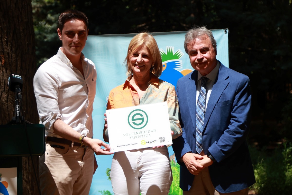 Jaime Espinar, María José García-Pelayo y Antonio Real posan con el distintivo 'S de Sostenibilidad Turística' | Cristo García