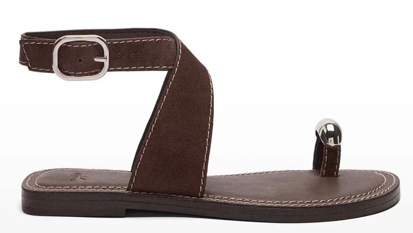 Sandalias planas de piel con tira de dedo y detalle metálico