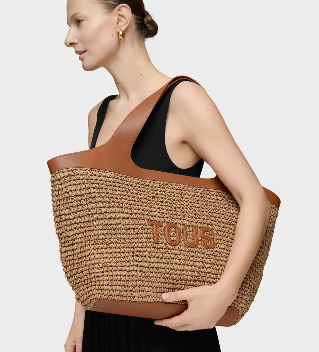 El bolso capazo grande camel Tous Lirio de rafia en color marrón de Tous