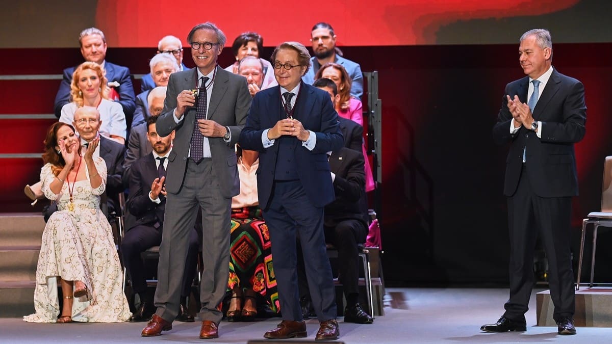 Vicrorio y Lucchino recogen su medalla  | Salvador López Medina