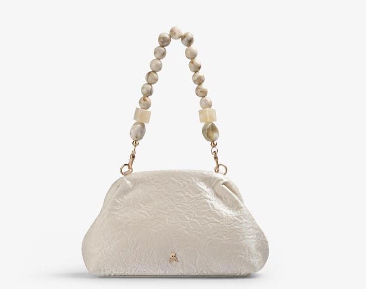 Bolso tipo clutch con diseño de textura y asa de cuentas