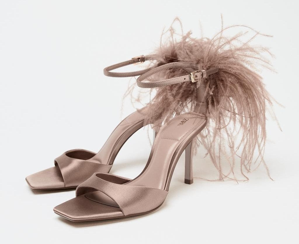 Sandalia tacón plumas fantasía de Zara