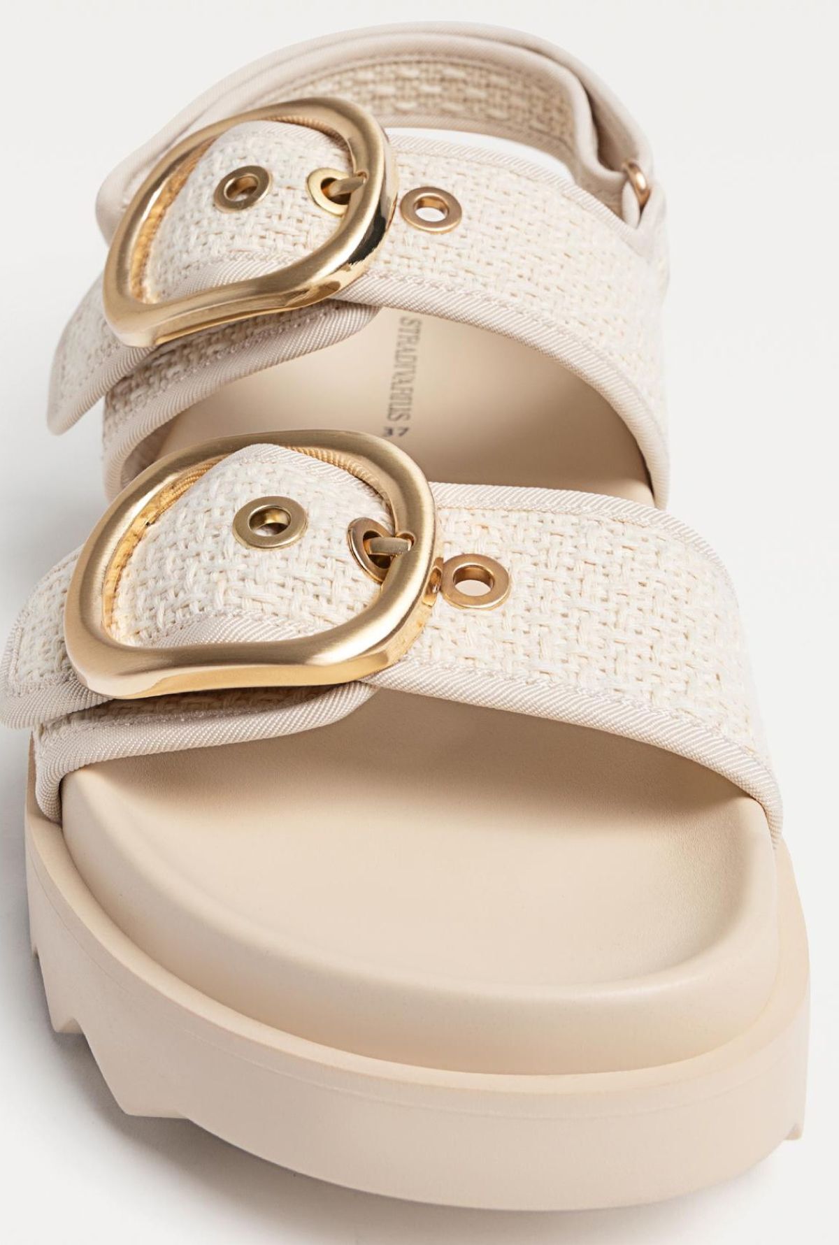 Sandalia plana con tiras de tejido de Stradivarius