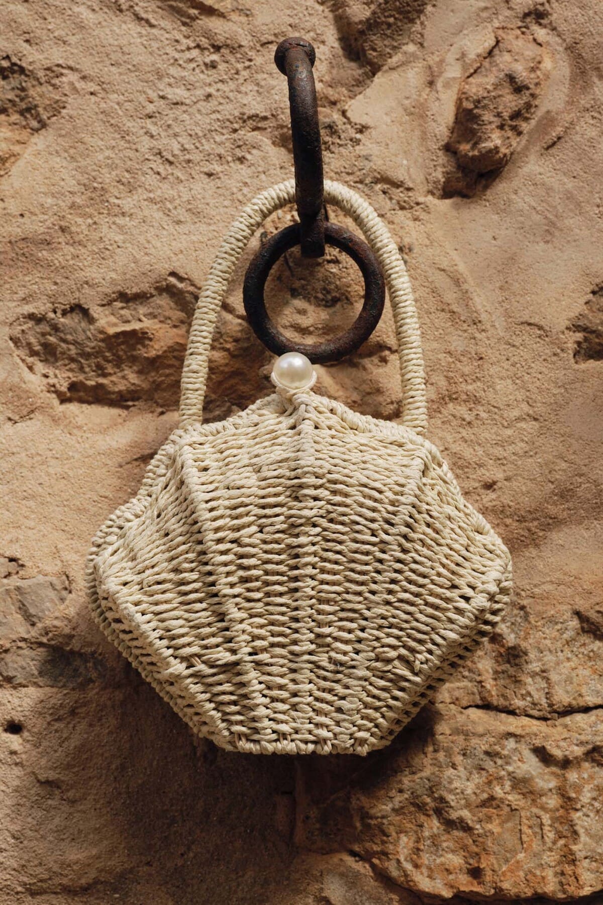 El bolso tipo cesta rígida en forma de choncha de Sfera