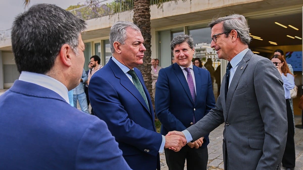 Paradela y Sanz se saludan antes del inicio del acto | Salvador López Medina