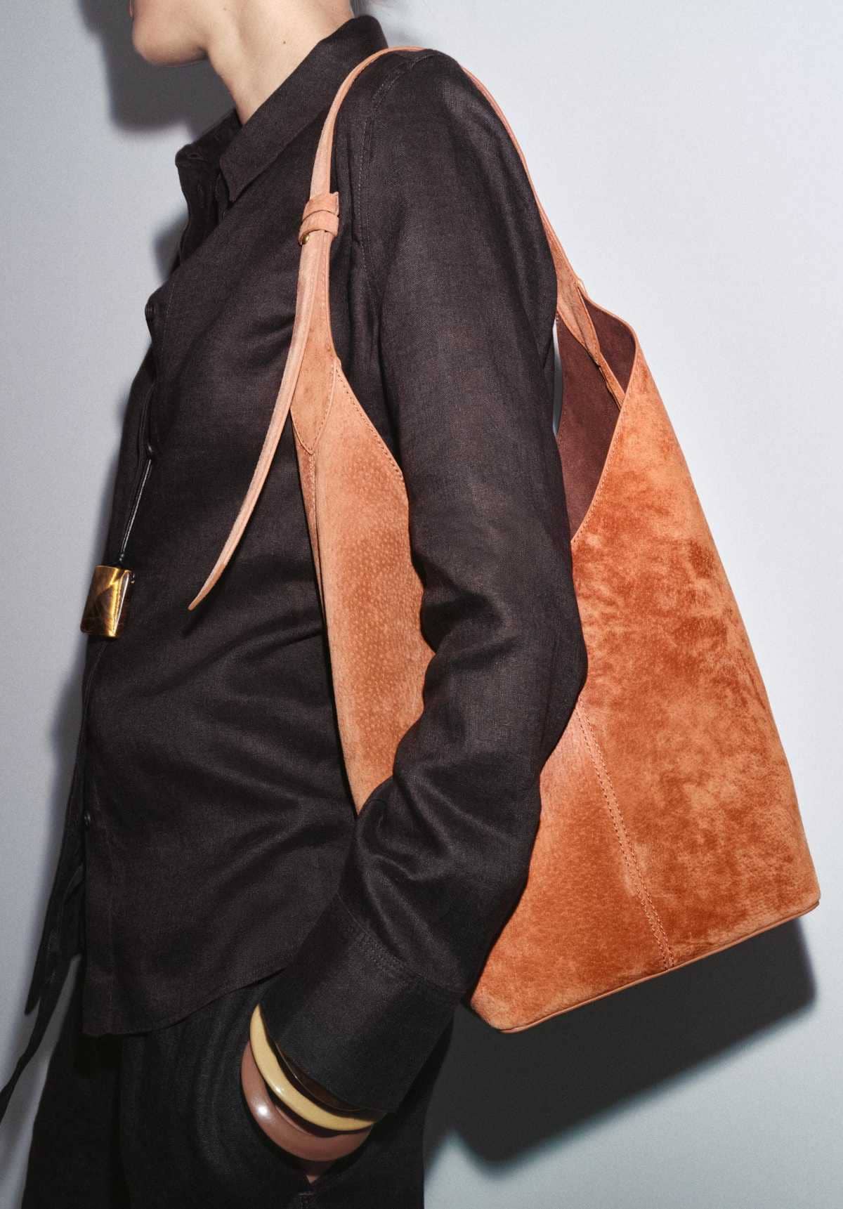 Maxi saca piel detalle asa de Zara