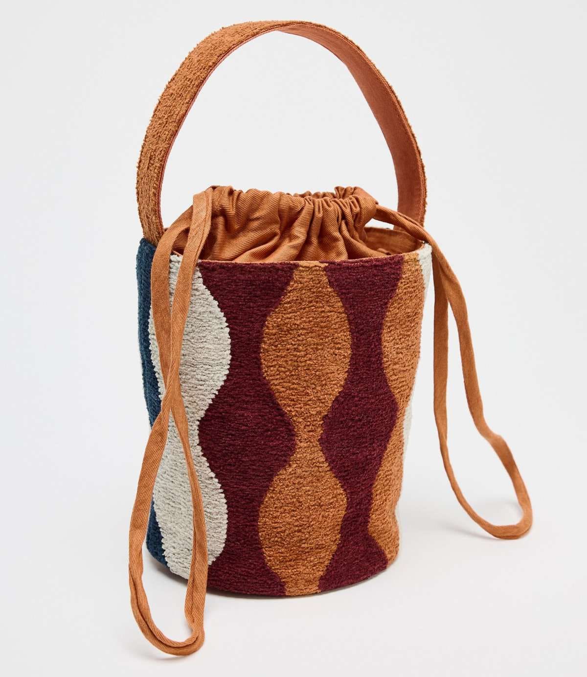 Mini saca cilíndrica colores de Zara