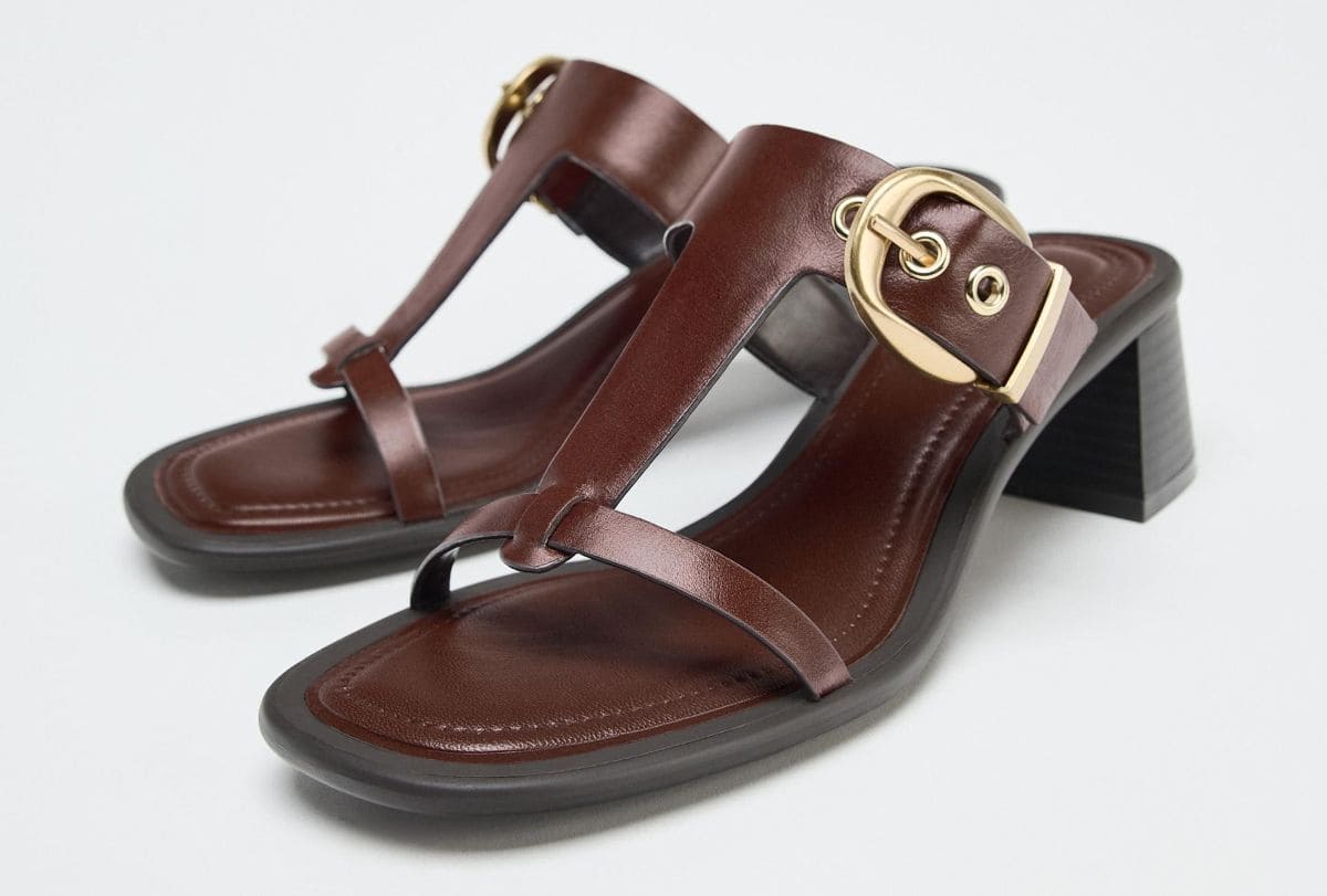 Sandalia tacón ancho piel de Zara