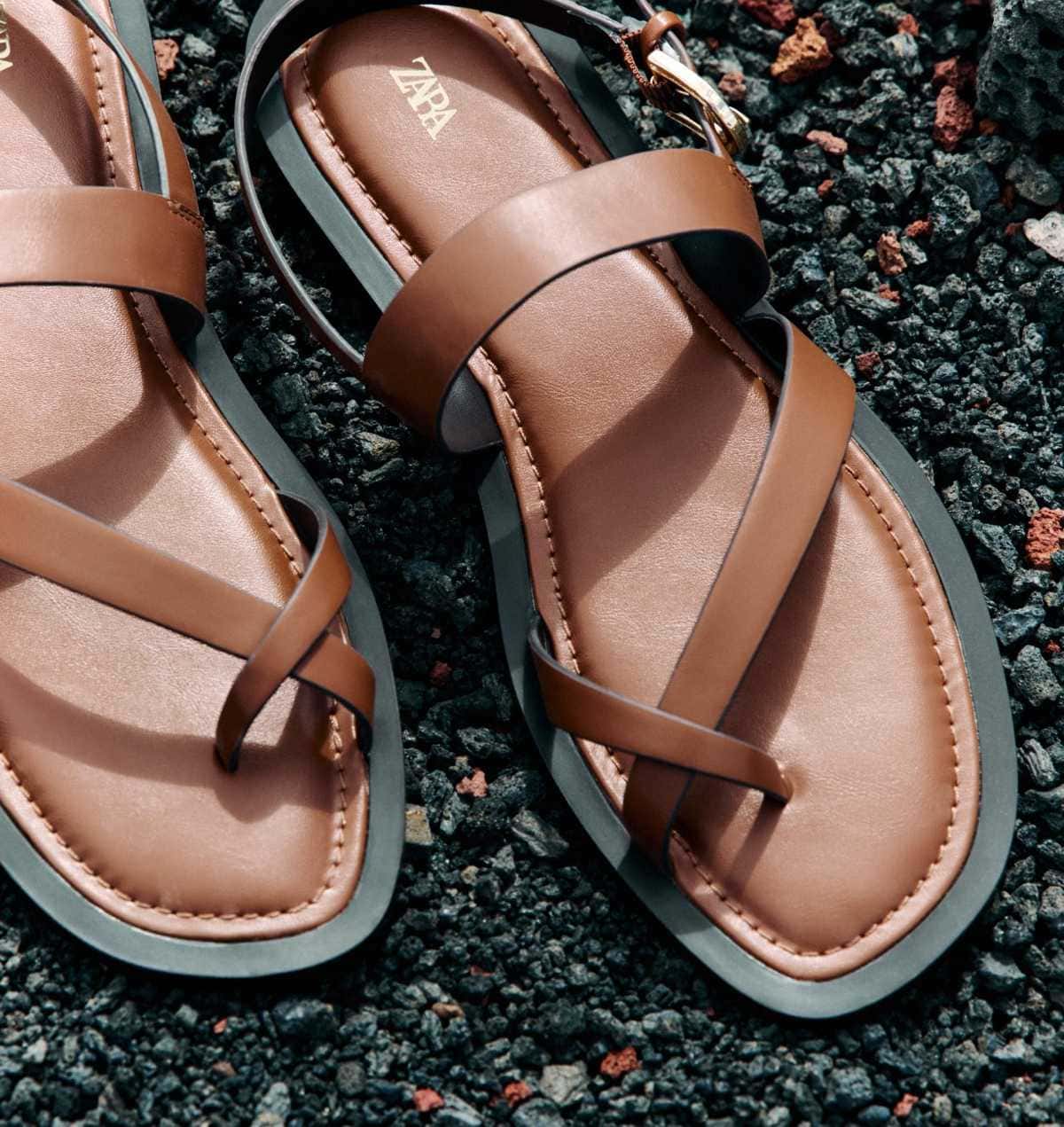 Sandalia tiras dedo de Zara