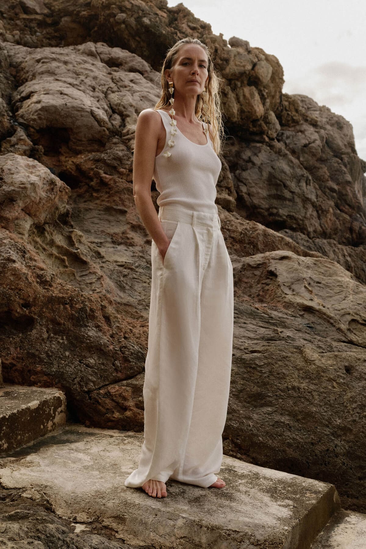 El nuevo pantalón con lino en color blanco de Sfera