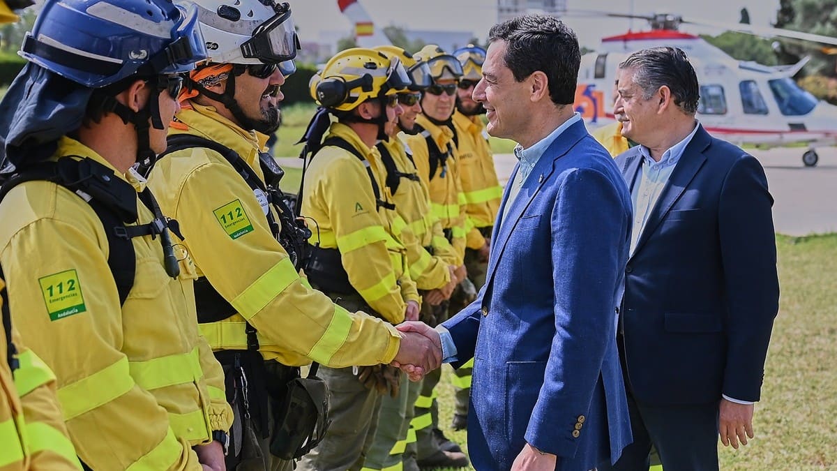 Moreno y Sanz, saludan a los bomberos | Salvador López Medina