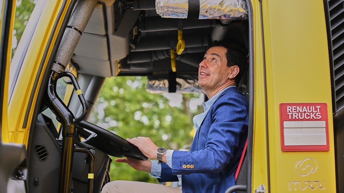 El máximo mandatario andaluz, subido en uno de los vehículos | Salvador López Medina