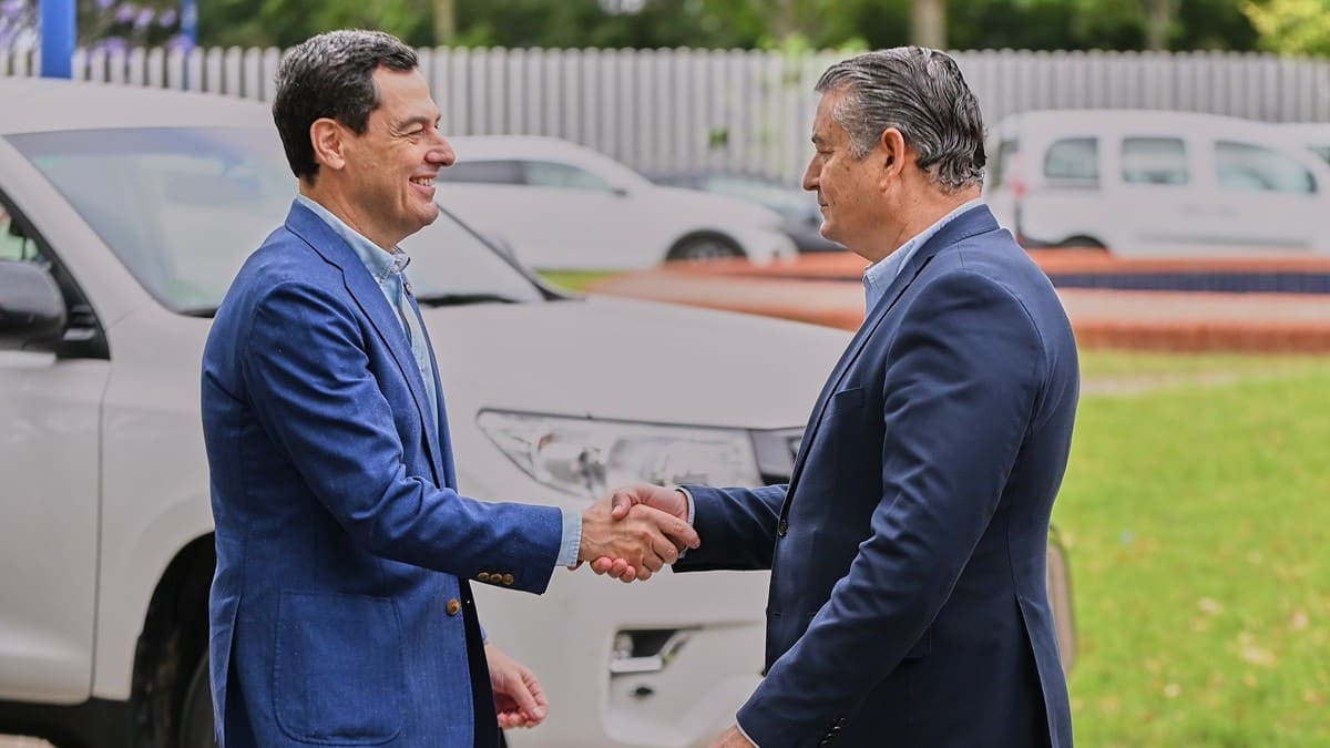 Juanma Moreno y Antonio Sanz se saludan antes del inicio del acto | Salvador López Medina