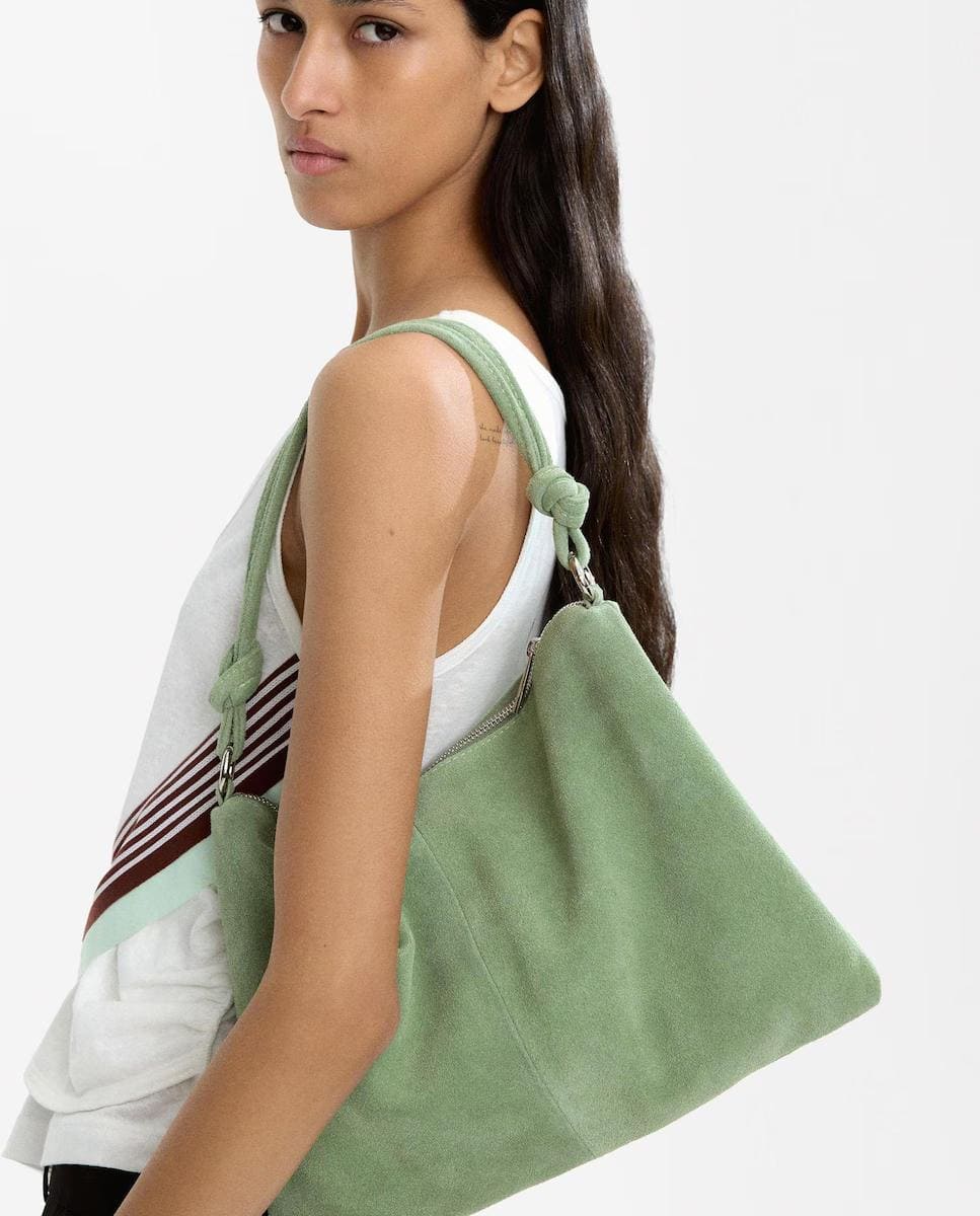 Bolso de hombro de piel con nudos en asa y cierre de cremallera en liso