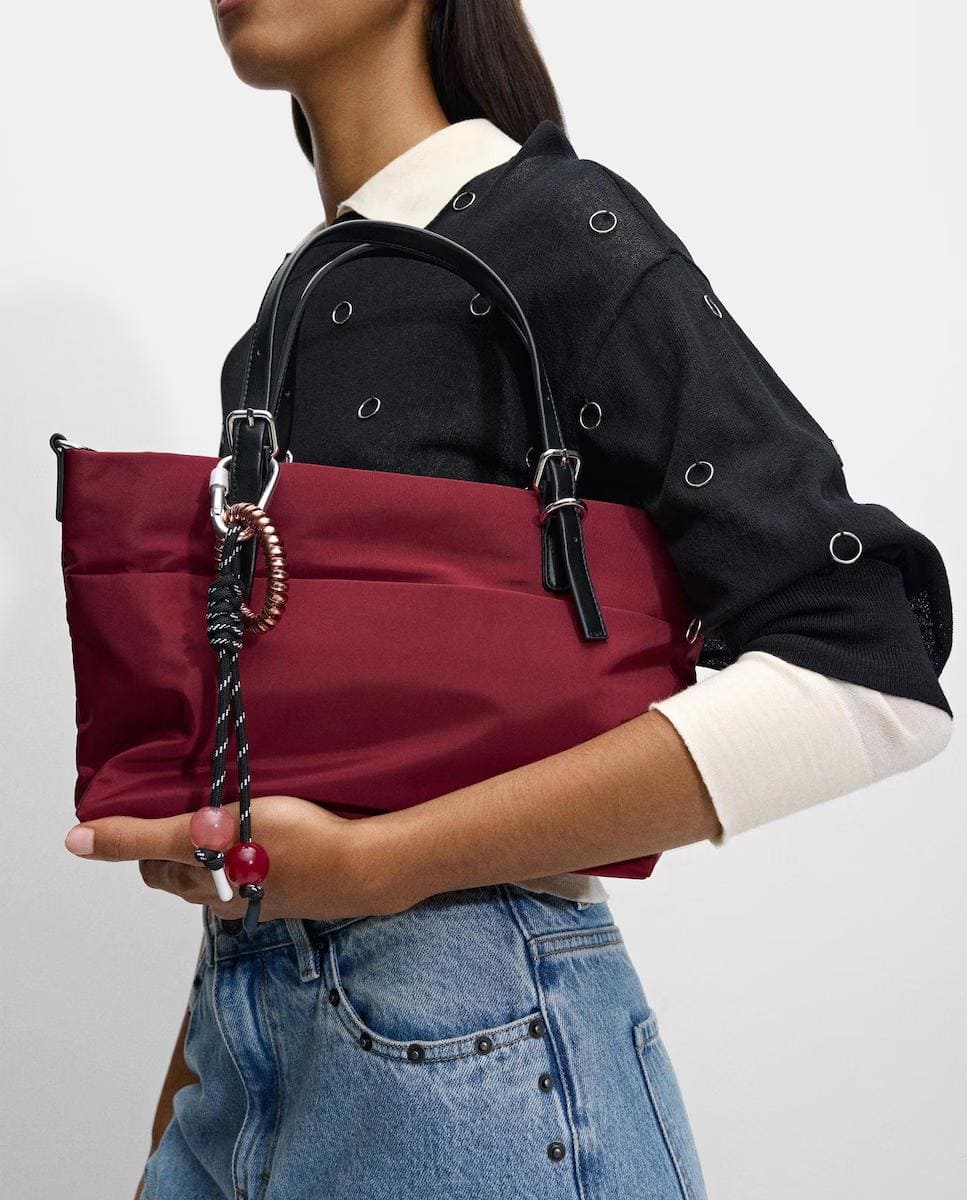 Bolso de mano estilo tote con cierre de cremallera y llavero colgante