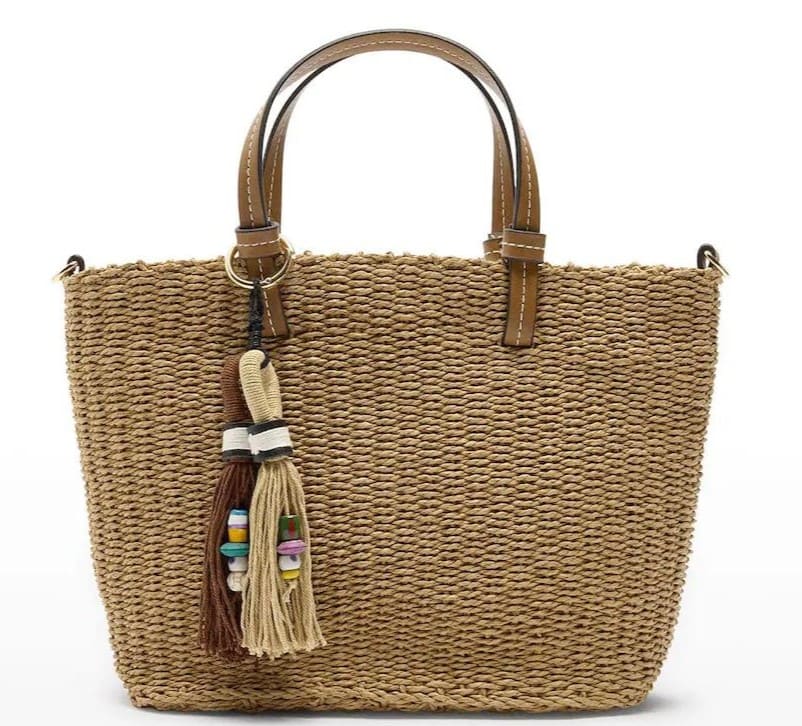 Bolso de mano estilo tote efecto rafia con cierre de cremallera y colgante decorativo