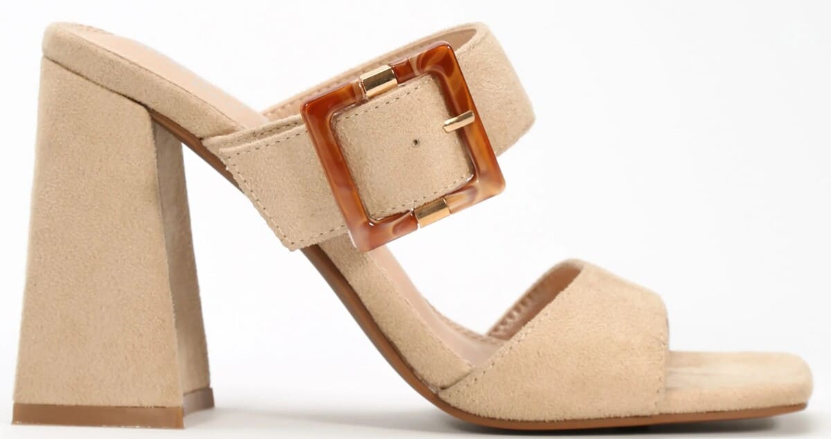 Sandalias de tacón con adorno de hebilla