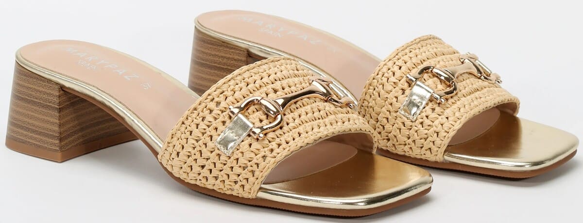 Sandalias de tacón con detalle decorativo de metal