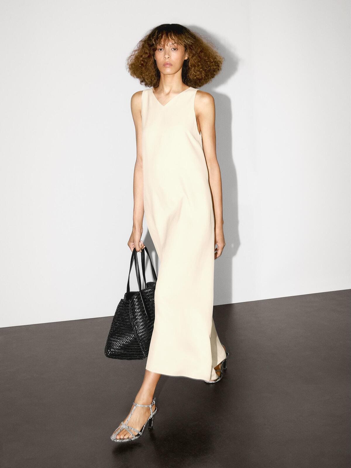 Vestido largo fluido escote pico