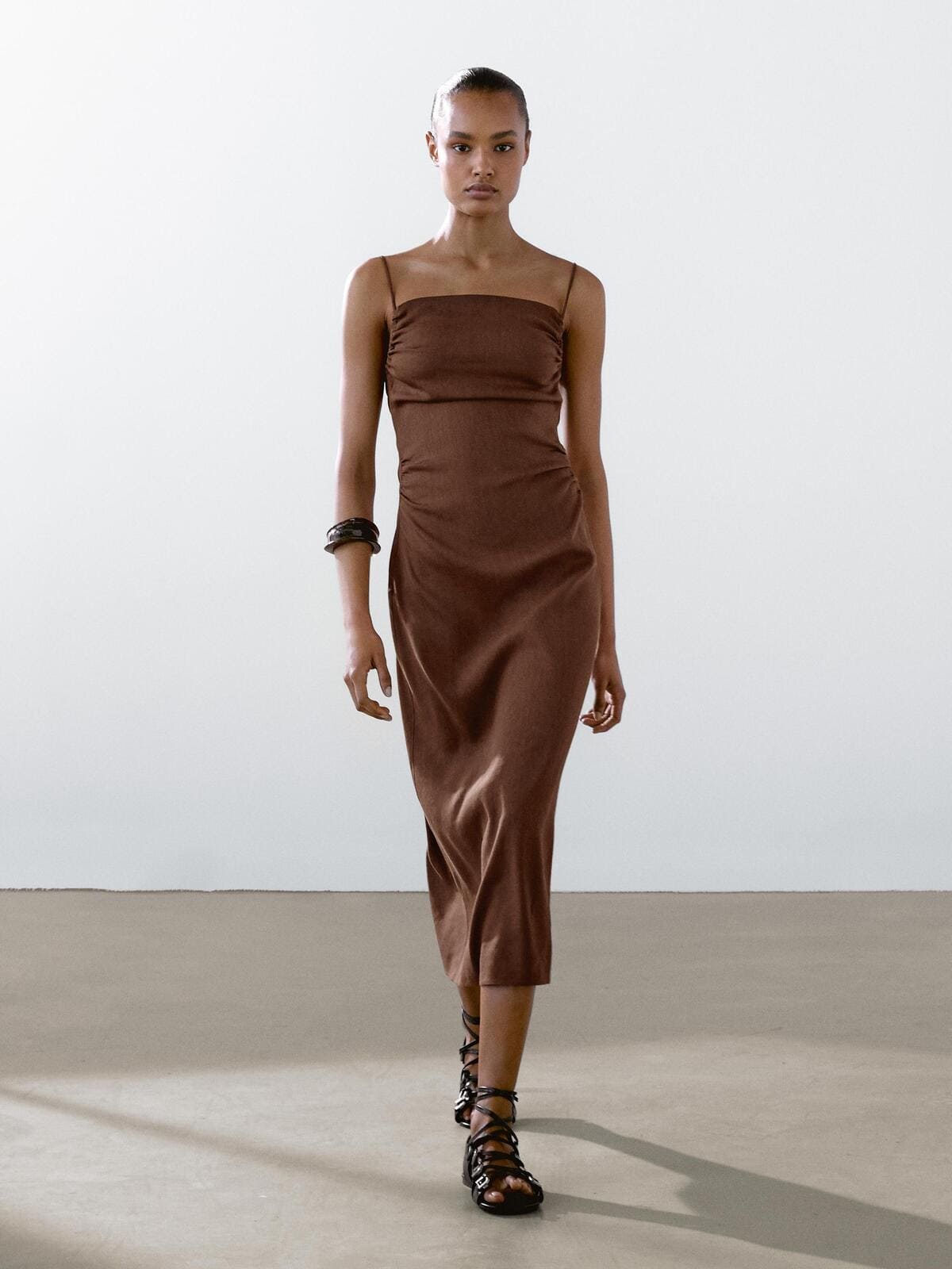 Vestido midi con frunces y mezcla de lino