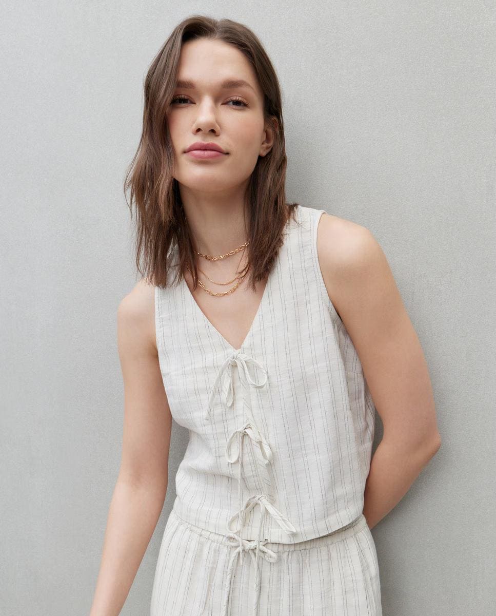 Top con cuello pico y botones, Easy Wear