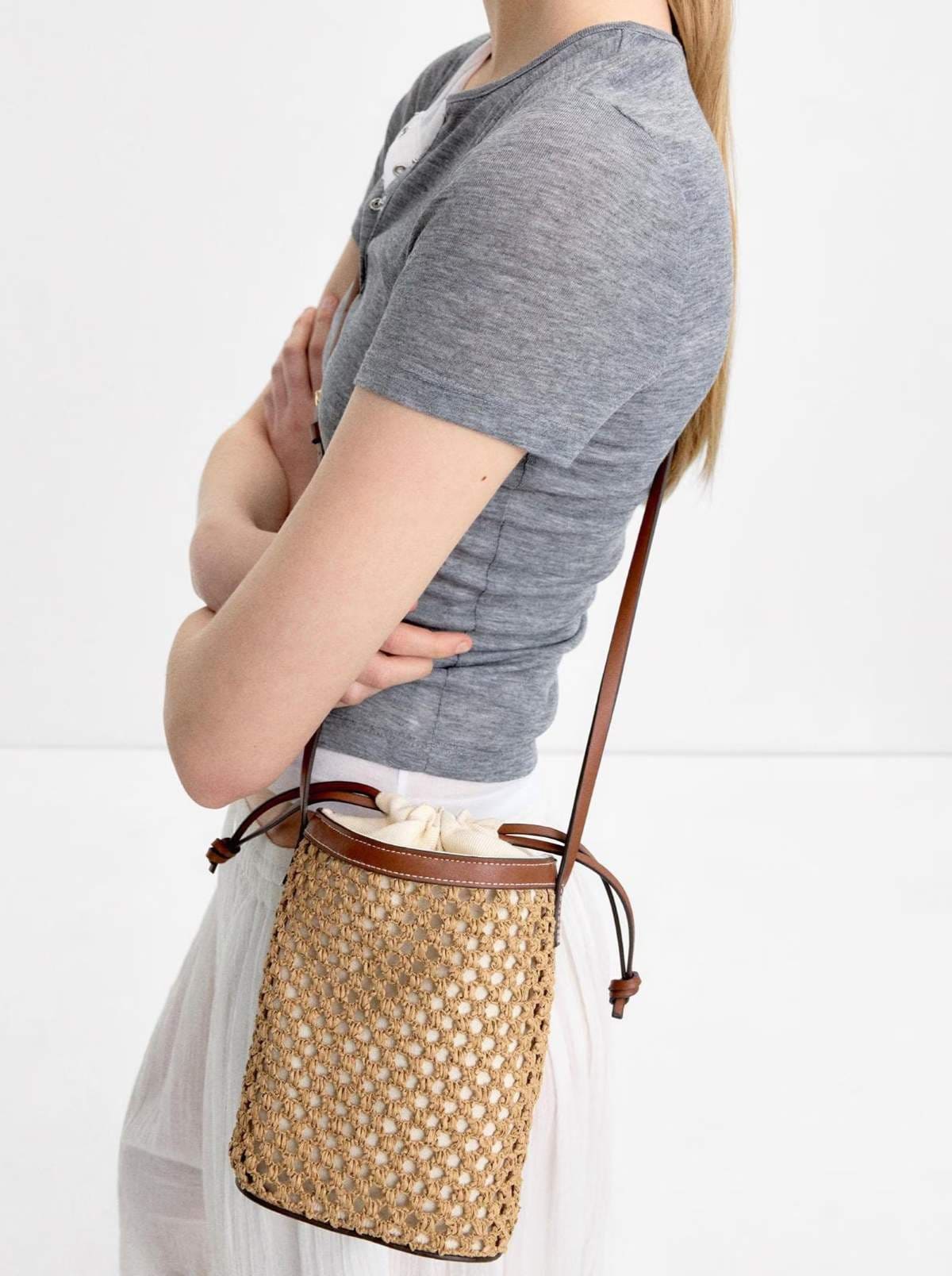 Parfois Bandolera de mujer estilo bombonera efecto rafia con cierre de cuerda en liso de El Corte Inglés