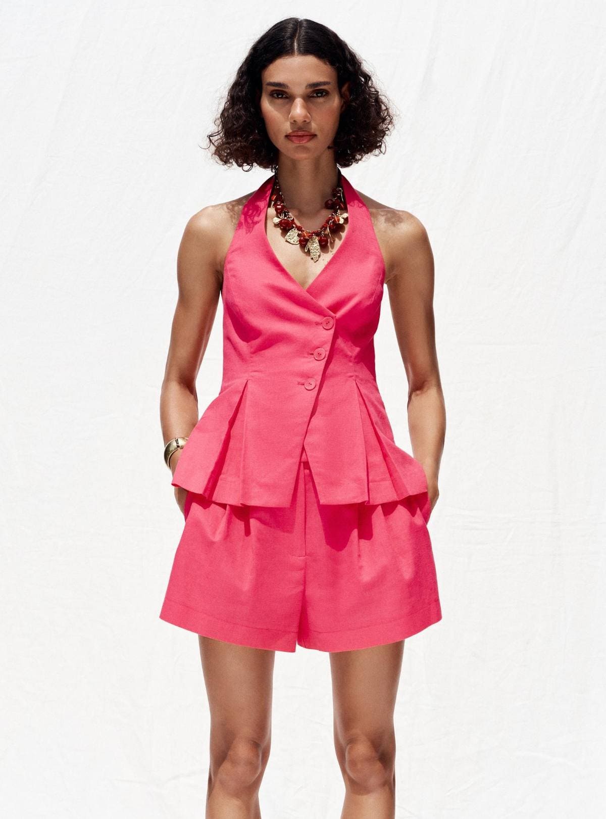 Chaleco cruzado con lino de Zara