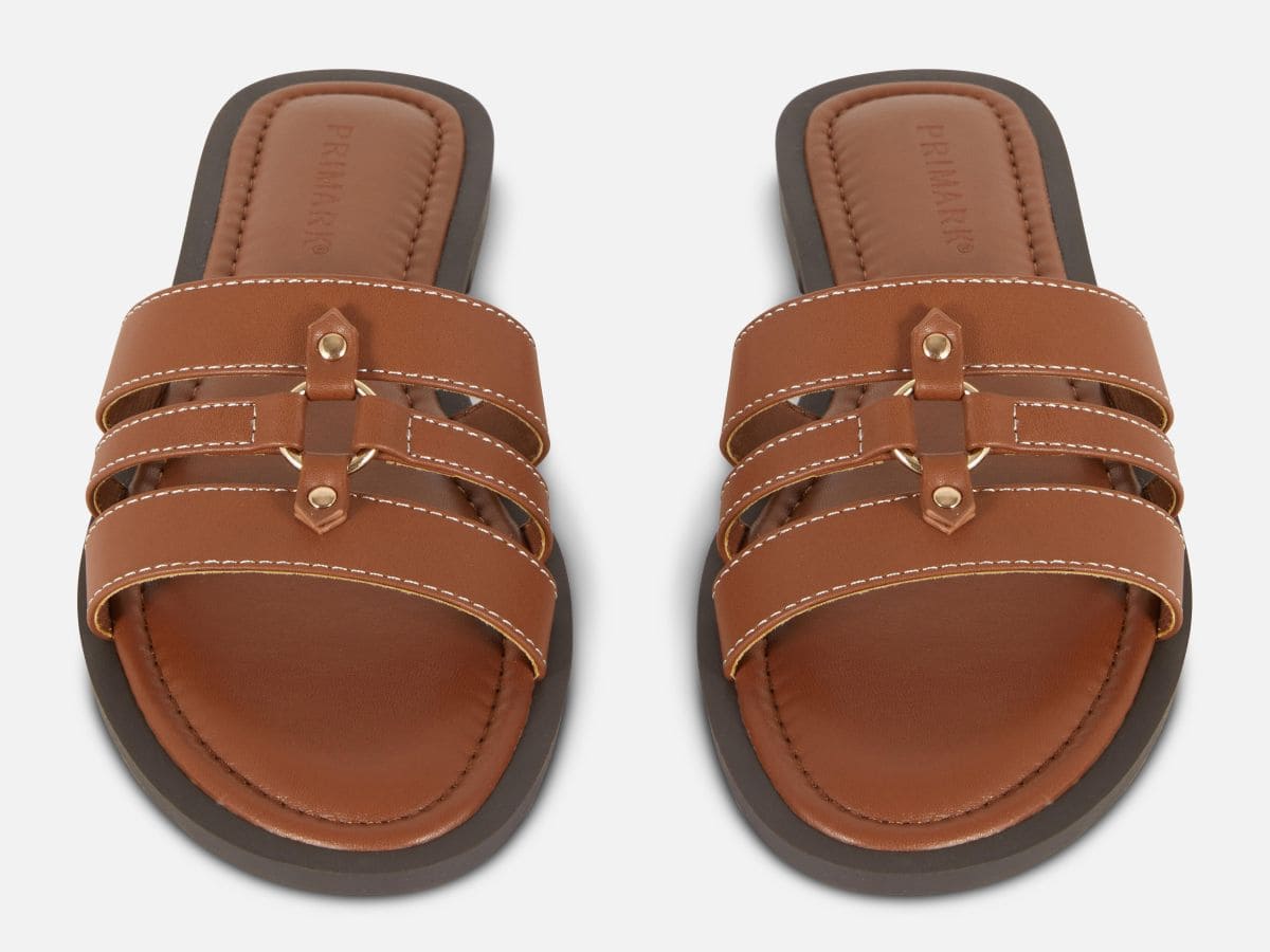 Sandalias chinelas planas con detalles metálicos de Primark