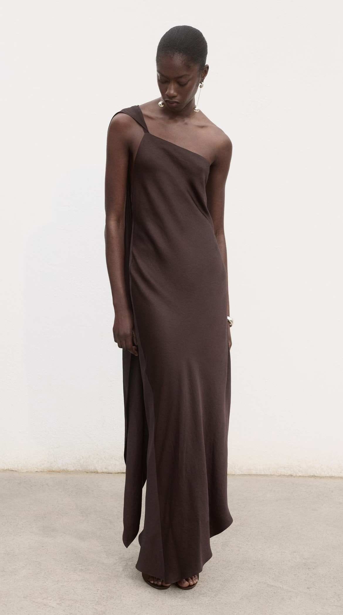 Vestido satinado asimétrico de Mango