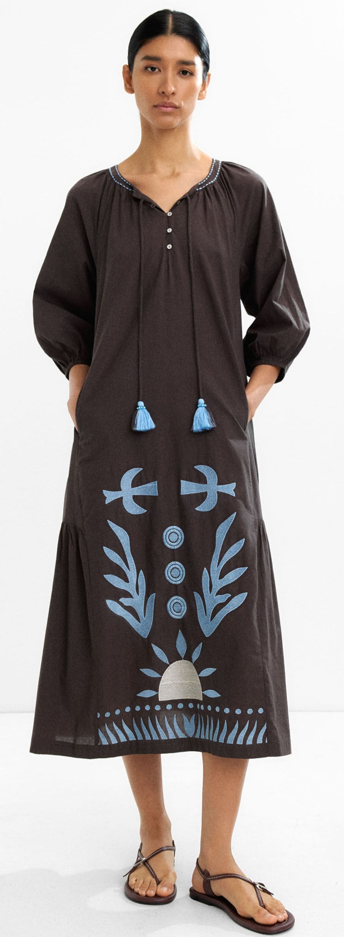 Vestido midi bordado 100% algodón de Parfois