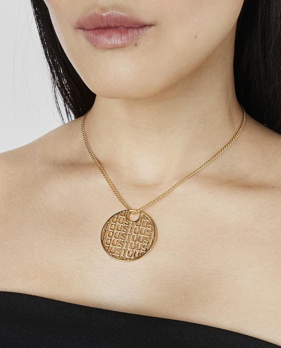 Collar Logo grande bañado en oro sobre plata en dorado