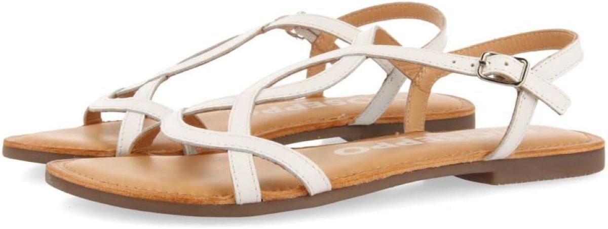 Sandalias blancas de tiras tinas Gioseppo de Amazon