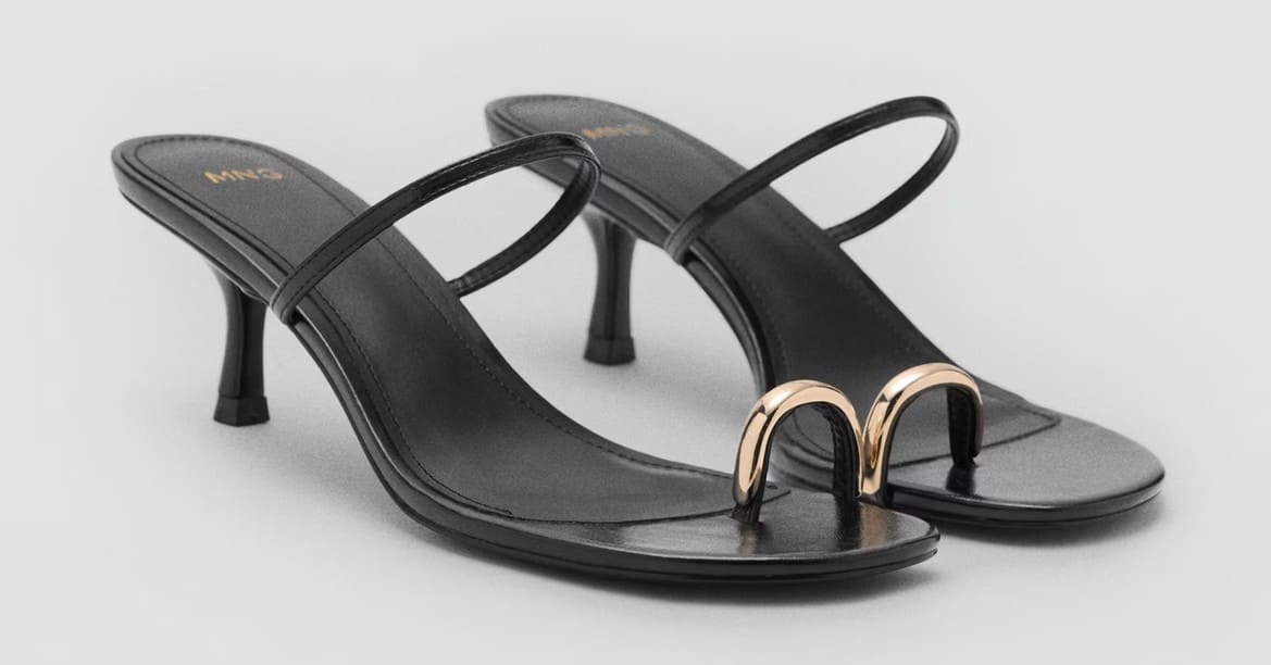 Sandalia tacón detalle metálico de Mango