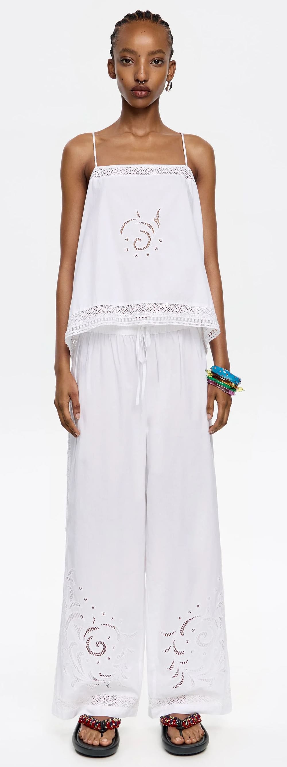 Los nuevos pantalones jogger bordados en color blanco de Bimba y Lola