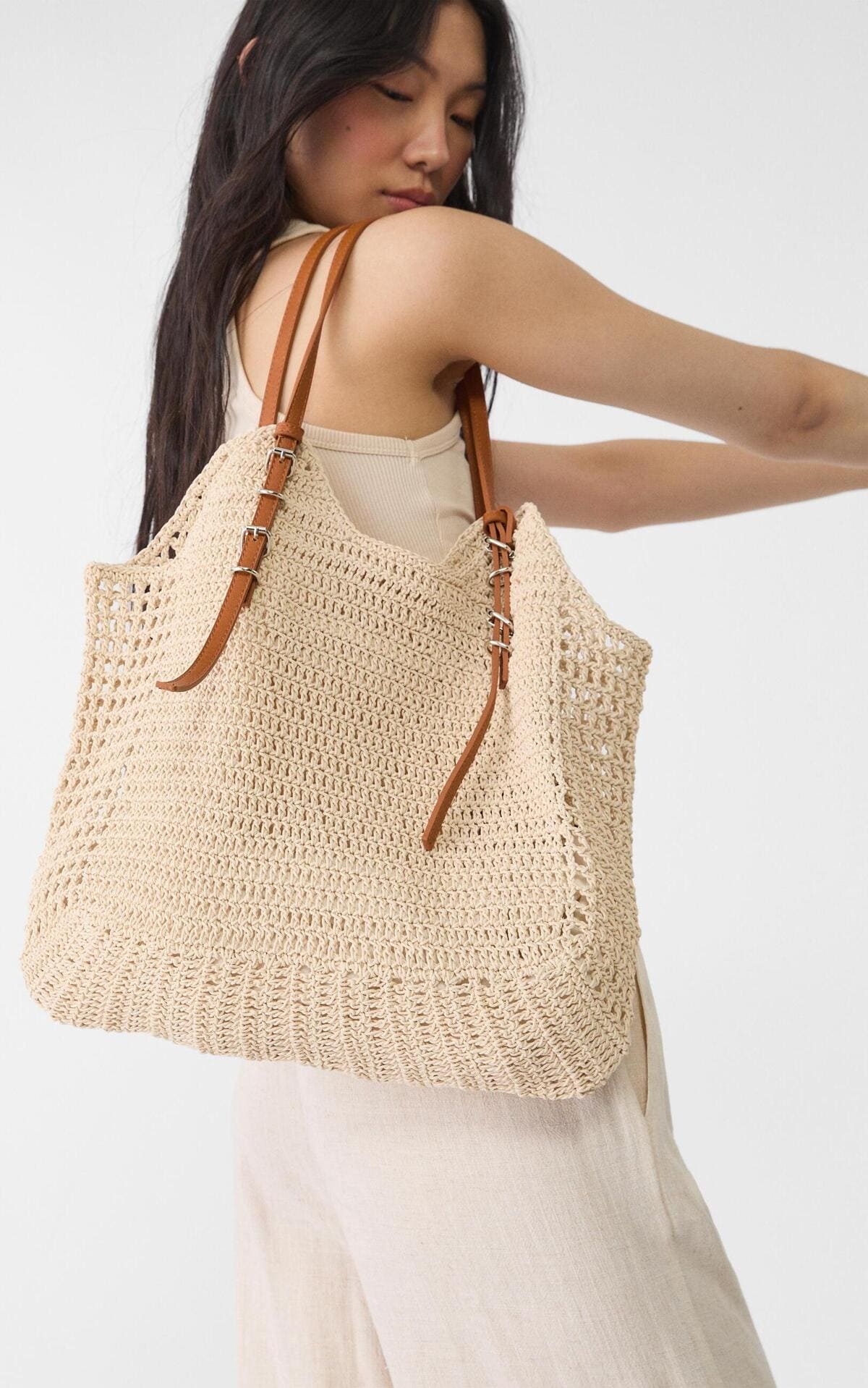 El nuevo bolso de hombro de crochet de Stradivarius