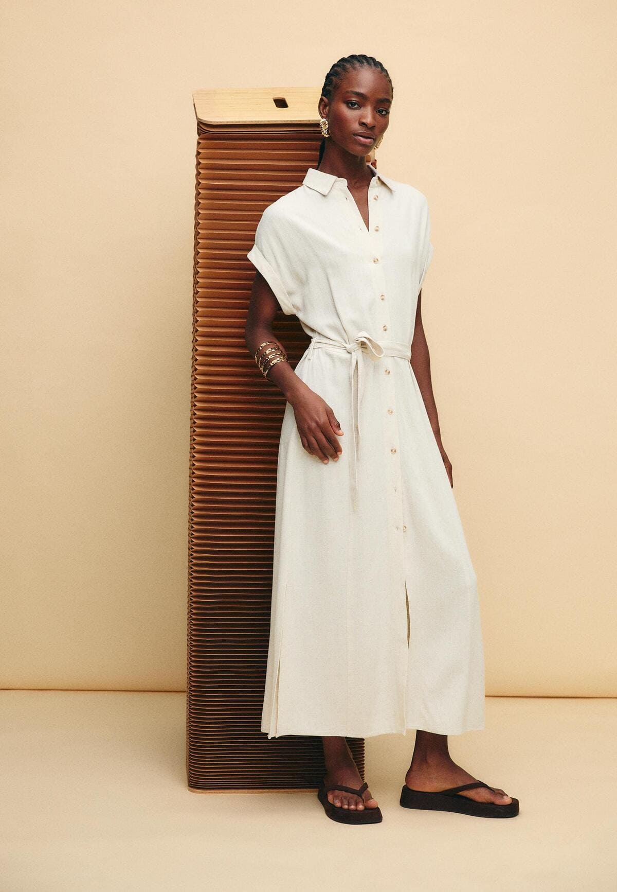 El vestido midi camisero con lino en color piedra de Stradivarius