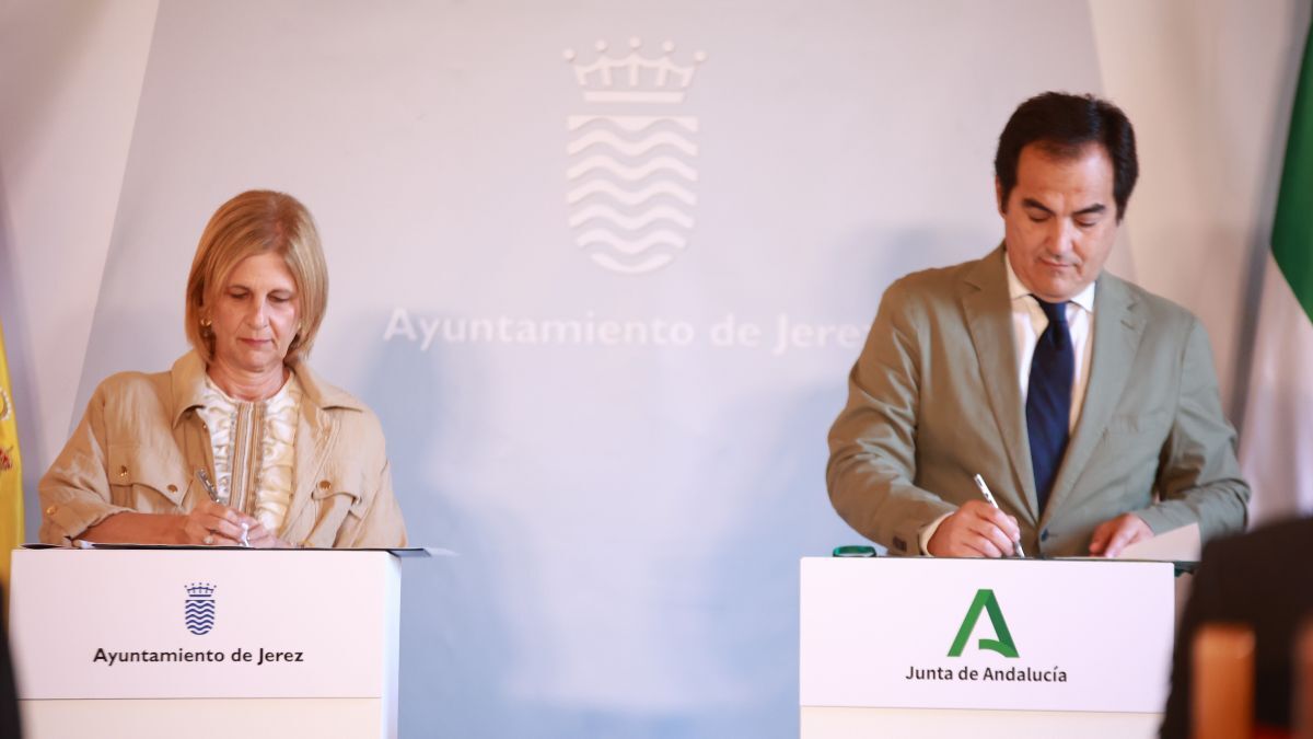 García-Pelayo y José Antonio Nieto firmando el convenio | Cristo García