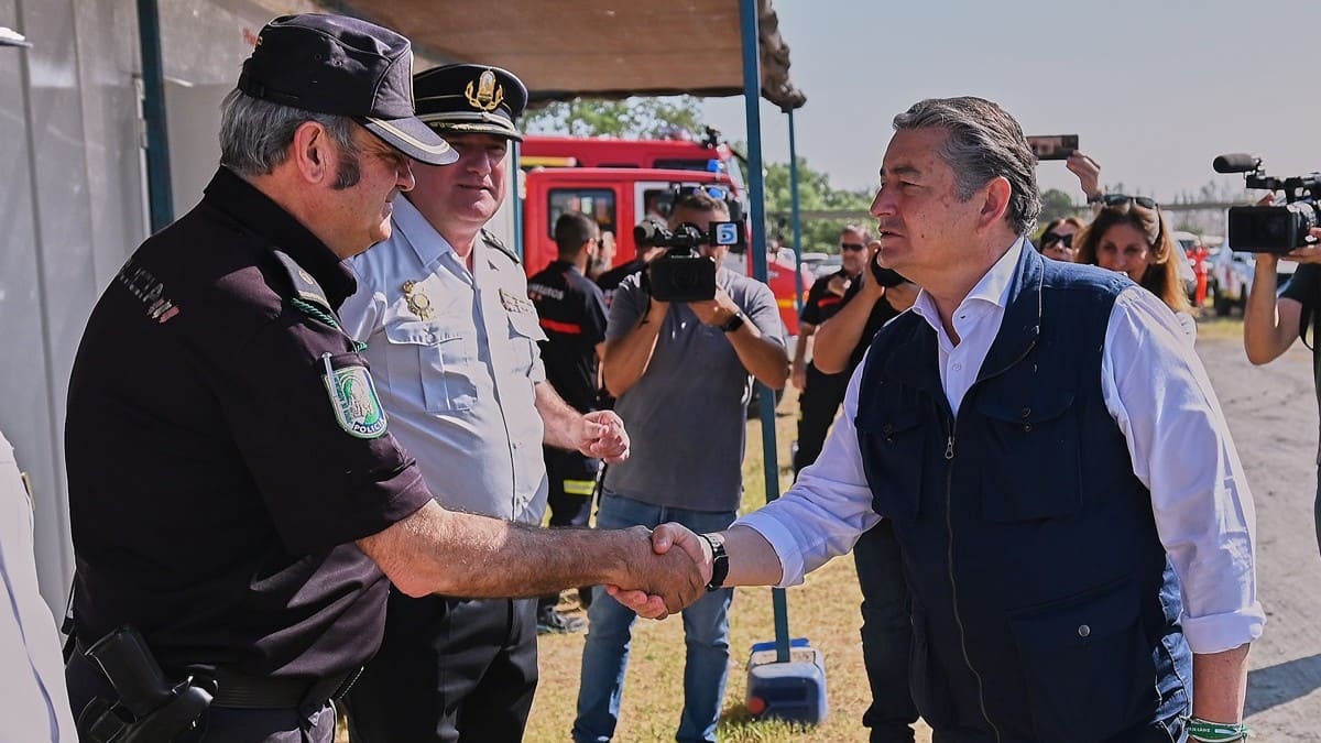Sanz saluda a algunos de los mandos desplazados | Salvador López Medina