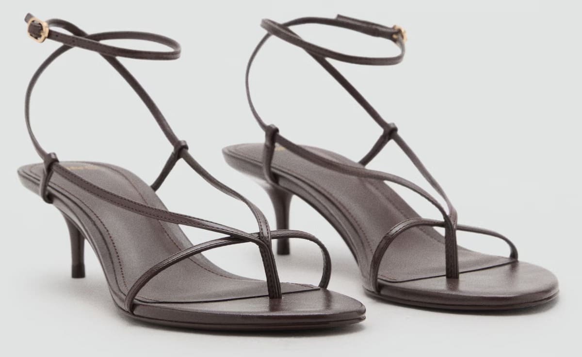 Las nuevas sandalias de tiras finas con tacón en color marrón chocolate de Mango