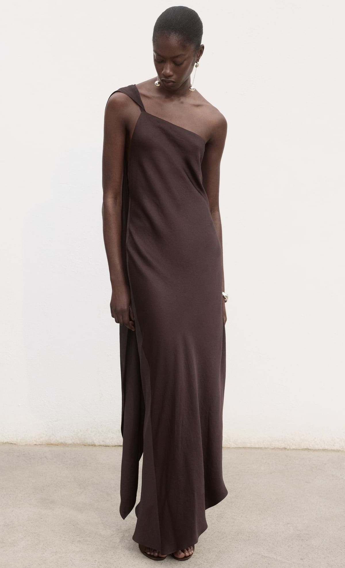 El vestido satinado asimétrico en color marrón de Mango