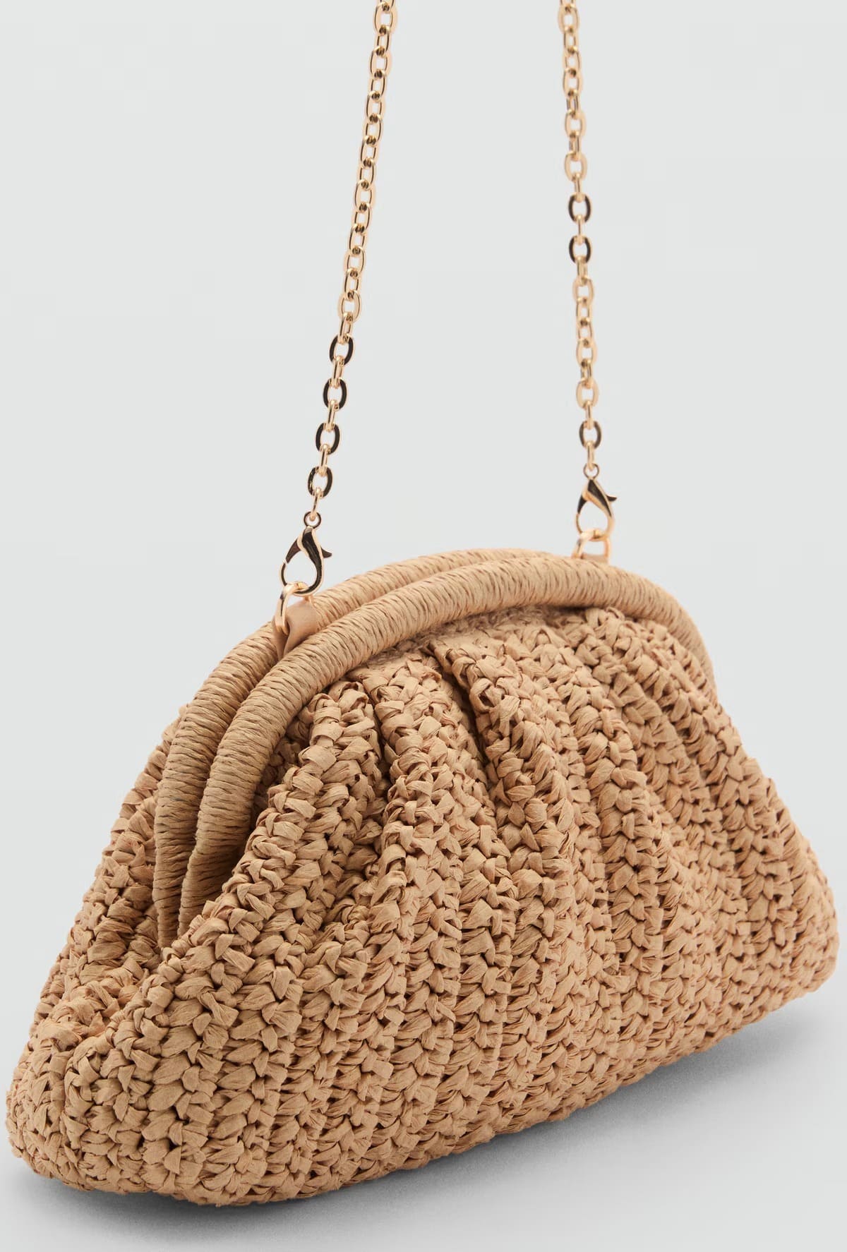 El bolso clutch de fibra natural en color beige de Mango