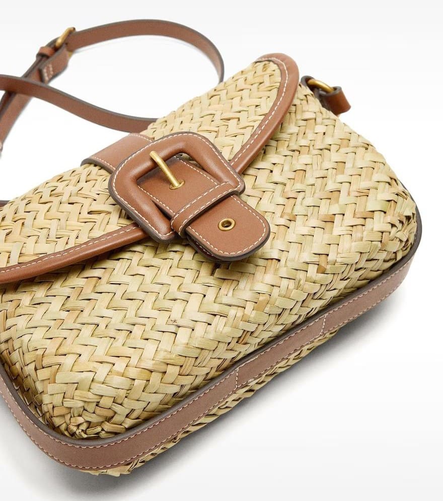 Bandolera de mujer con solapa y efecto rafia con cierre imantado