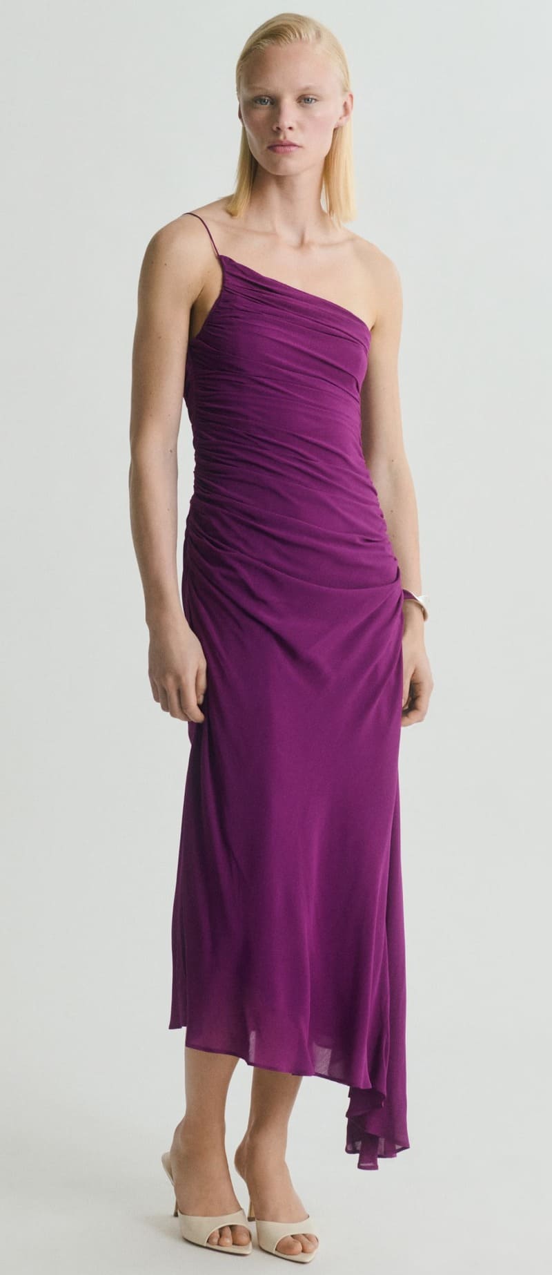 El vestido asimétrico con laterales fruncidos en color morado de Mango